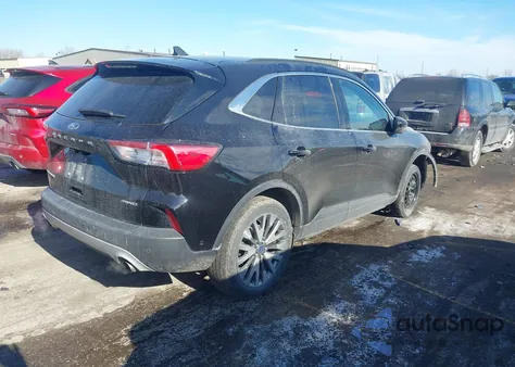 2021 Ford Escape Titanium z USA, uszkodzony, nr VIN 1FMCU9J90MUB23259